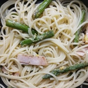 アスパラガスとベーコンの塩味スパゲティ